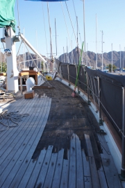 after a couple days of cleaning we started undoing the teak deck. most of the teak panels were loose but it came out in peaces only. it was sanded down to around 3mm and got no strenght left at all.